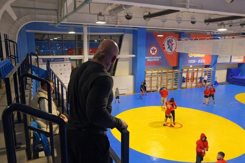 Джефф Монсон наблюдает за занятием в зале единоборств
