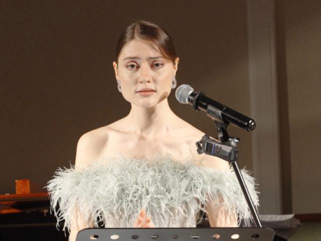 Новокузнечанка Эльмира Караханова уверенно вышла в полуфинал 14-го сезона вокального шоу «Голос» на Первом канале