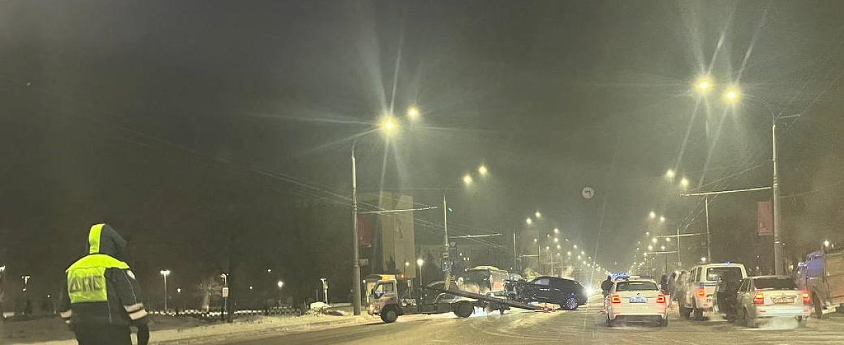 ДТП на  Кирова, столкновение легковушки и кроссовера напротив музея искусств