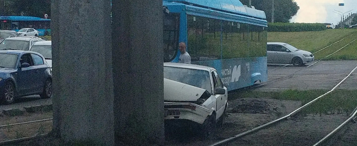 Водитель на скорости въехал в опору моста на Советской площади