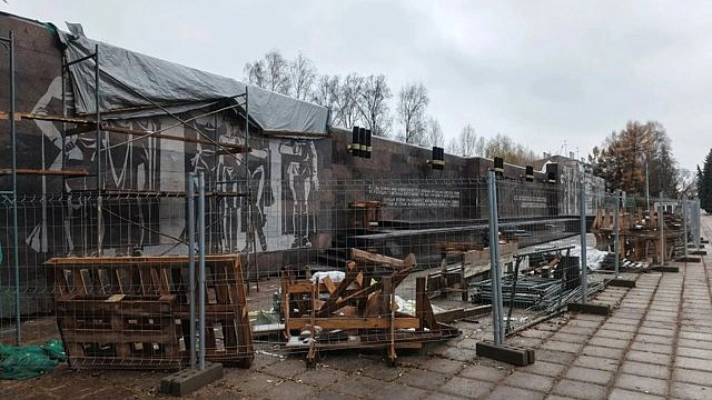 Реставрация Мемориальной стены на Бульваре Героев вышла на финальный этап