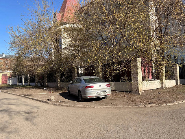 Читательница пожаловалась на машины, которые превращают газон под окнами в месиво