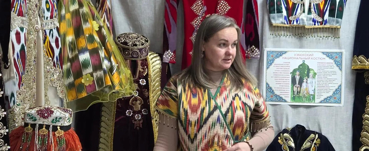 В кемеровской библиотеке имени Гоголя открыли выставку узбекской культуры до 3 ноября