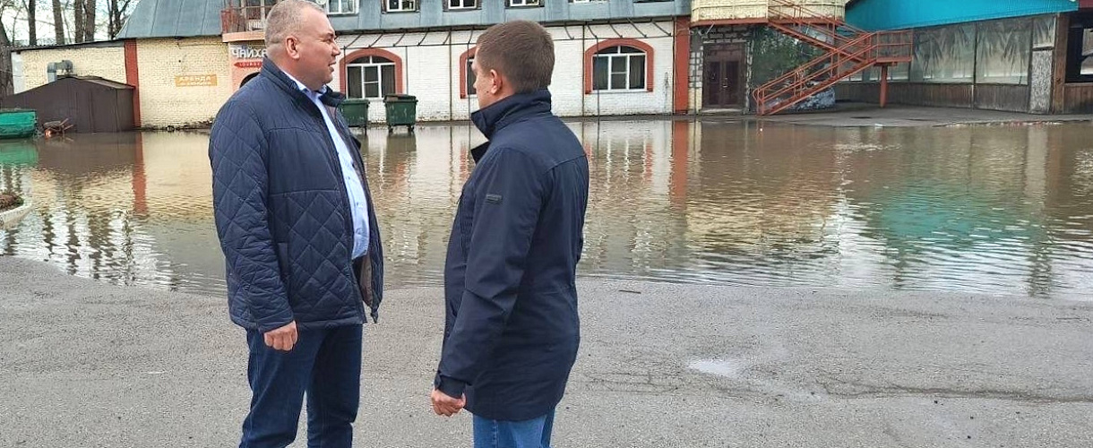 В Новокузнецке вода подтопила два кафе на "Вертолётке" (ФОТО)