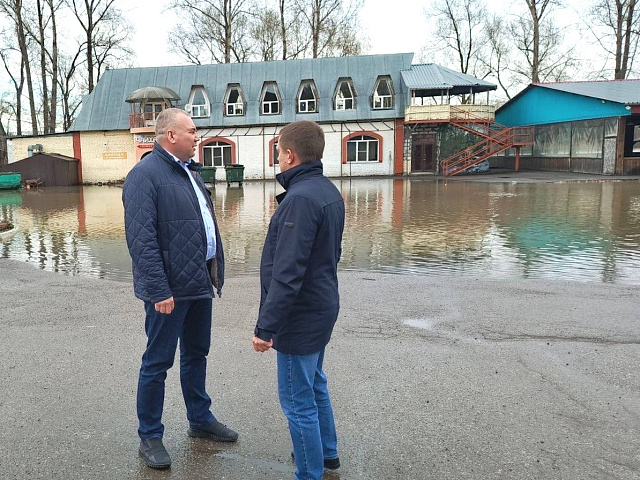 В Новокузнецке вода подтопила два кафе на "Вертолётке" (ФОТО)