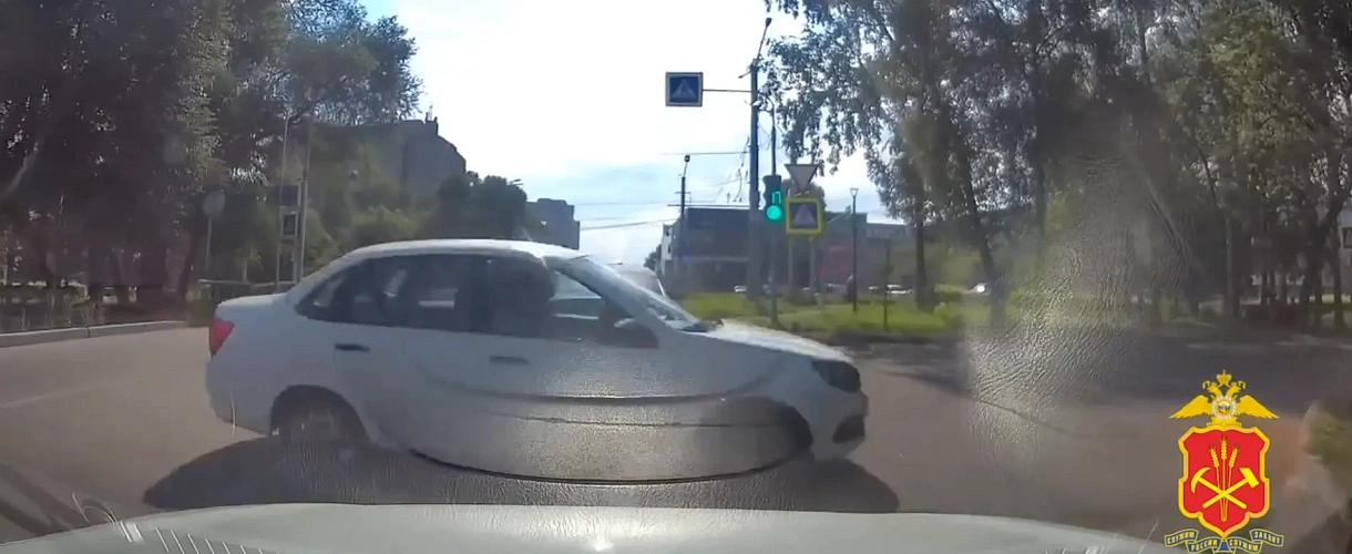 В Новокузнецке водитель «Лады Гранты» создал аварийную ситуацию на Тольятти и попал на штраф