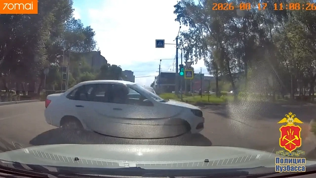 В Новокузнецке водитель «Лады Гранты» создал аварийную ситуацию на Тольятти и попал на штраф