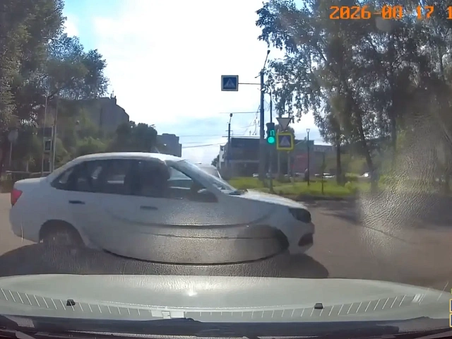 В Новокузнецке водитель «Лады Гранты» создал аварийную ситуацию на Тольятти и попал на штраф