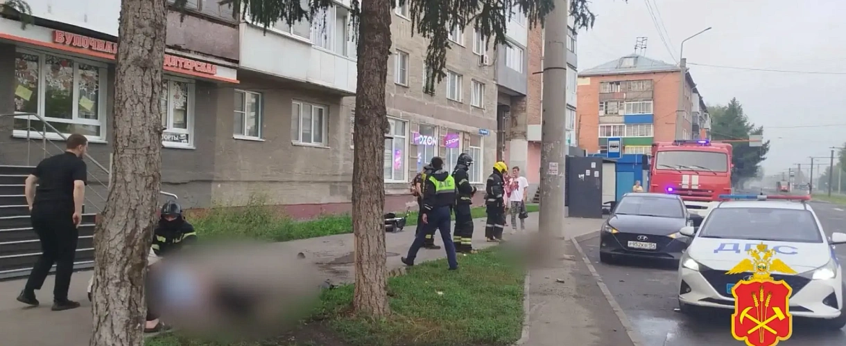 В Кемерове 17-летний подросток на кроссовом мотоцикле врезался в дерево и погиб
