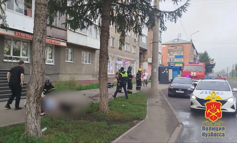 В Кемерове 17-летний подросток на кроссовом мотоцикле врезался в дерево и погиб
