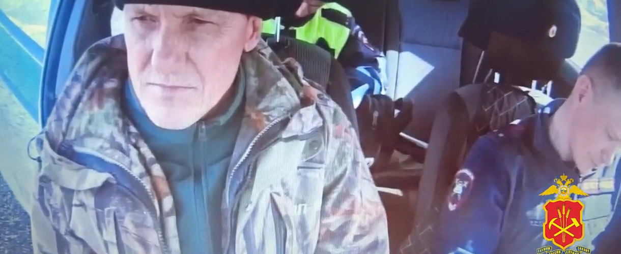 В Кузбассе полицейские стреляли по колёсам, чтобы остановить 63-летнего байкера на «Урале» с коляской