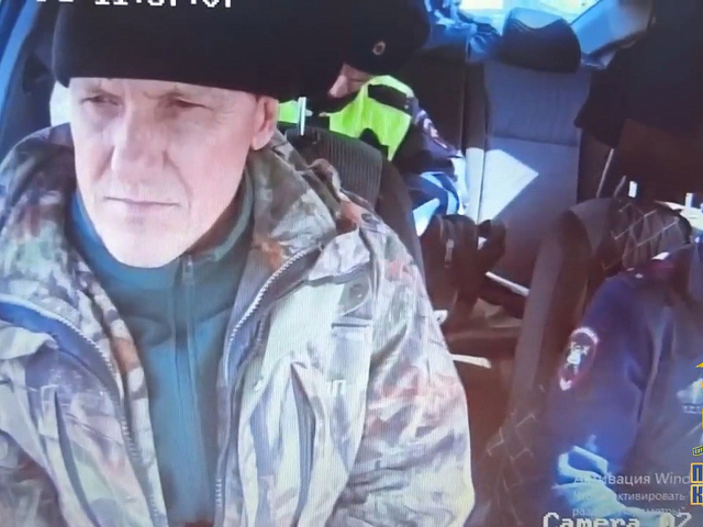 В Кузбассе полицейские стреляли по колёсам, чтобы остановить 63-летнего байкера на «Урале» с коляской