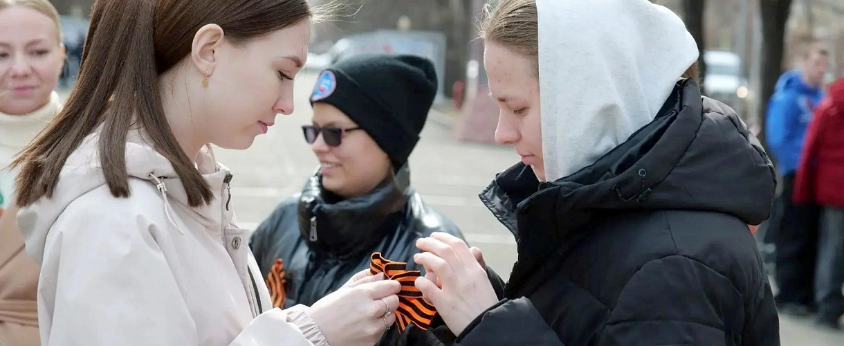 В Кузбассе начались акции памяти к 81-летию Победы. Волонтеры раздают георгиевские ленточки и значки "Красная гвоздика" в преддверии 9 Мая