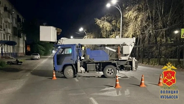 В Кемерове 17-летний питбайкер вылетел на встречку и влетел в грузовик