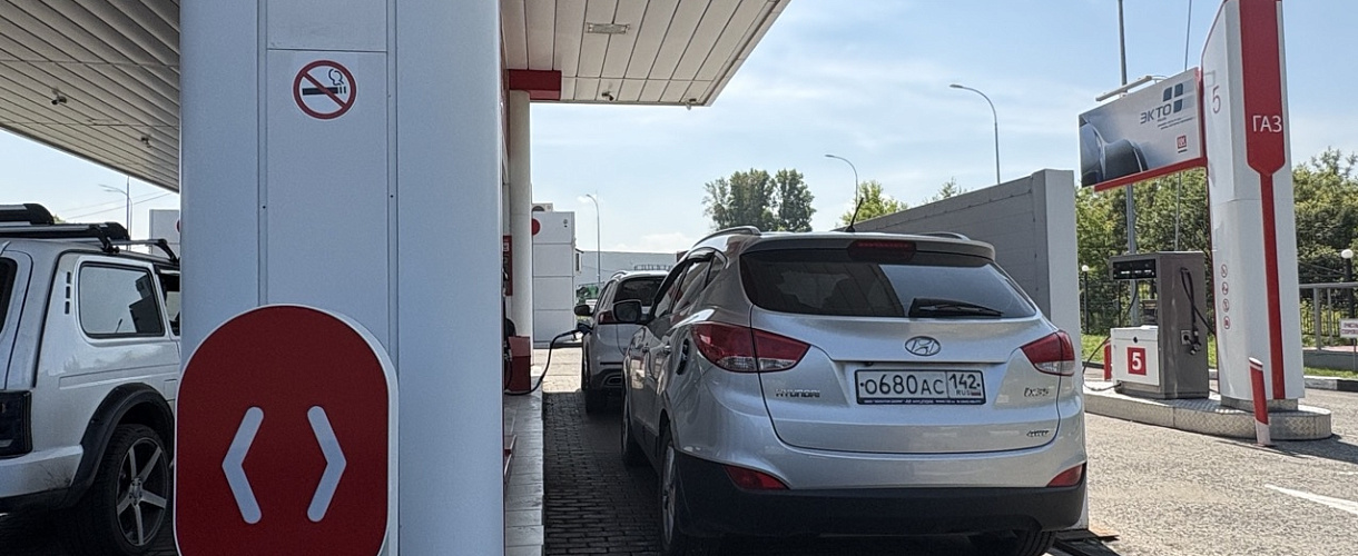 Очереди на АЗС в Кузбассе пошли на спад, но цена на дизель местами достигает 130 рублей