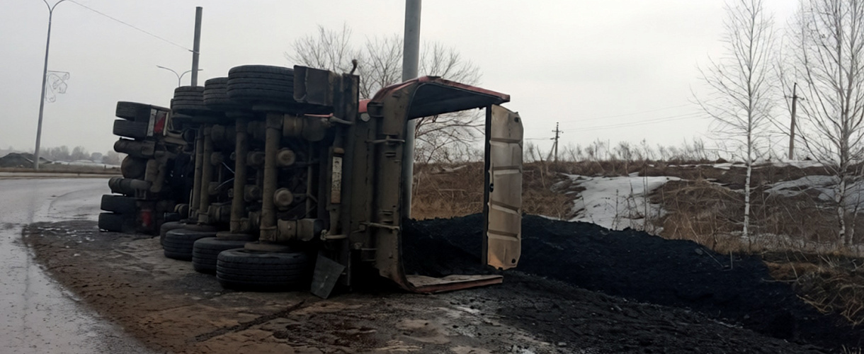 В Новоильинском районе вновь перевернулся углевоз (ФОТО)