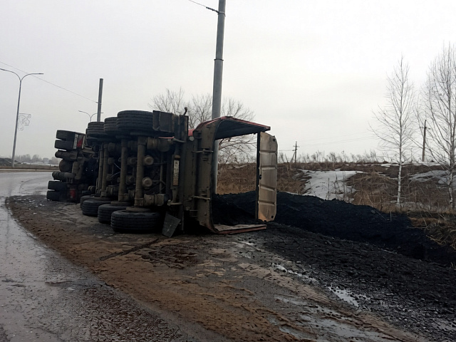В Новоильинском районе вновь перевернулся углевоз (ФОТО)