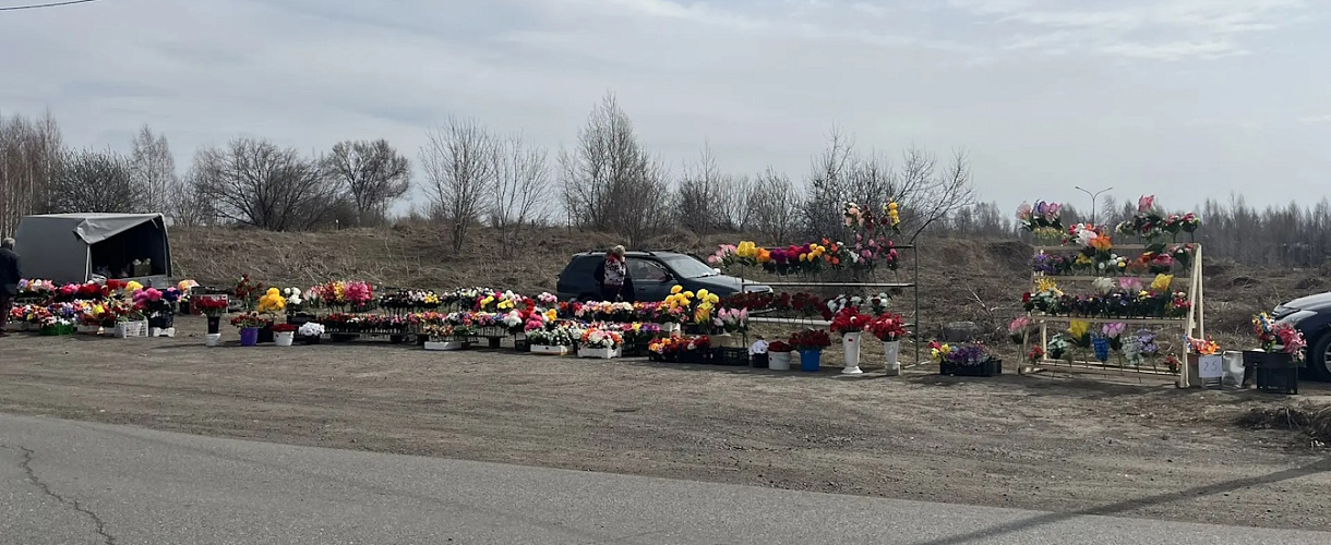 Новокузнечане посещают кладбища на Радоницу: транспорт работает без пробок