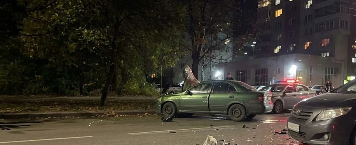 В Новоильинском районе на Косыгина жёстко столкнулись Toyota Verso и Nissan Almera