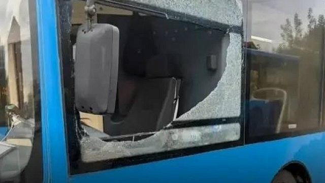 В Новокузнецке пьяный пассажир разбил стекло водительской двери автобуса