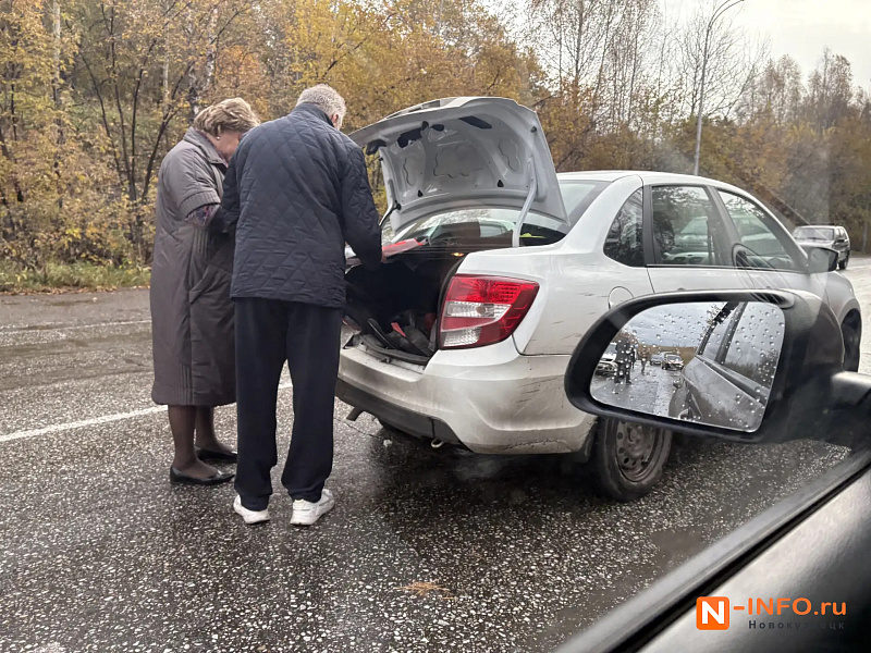 В Бедарево на пешеходном переходе «Лада Гранта» затормозила перед пешеходом и в неё влетел «Рапид»