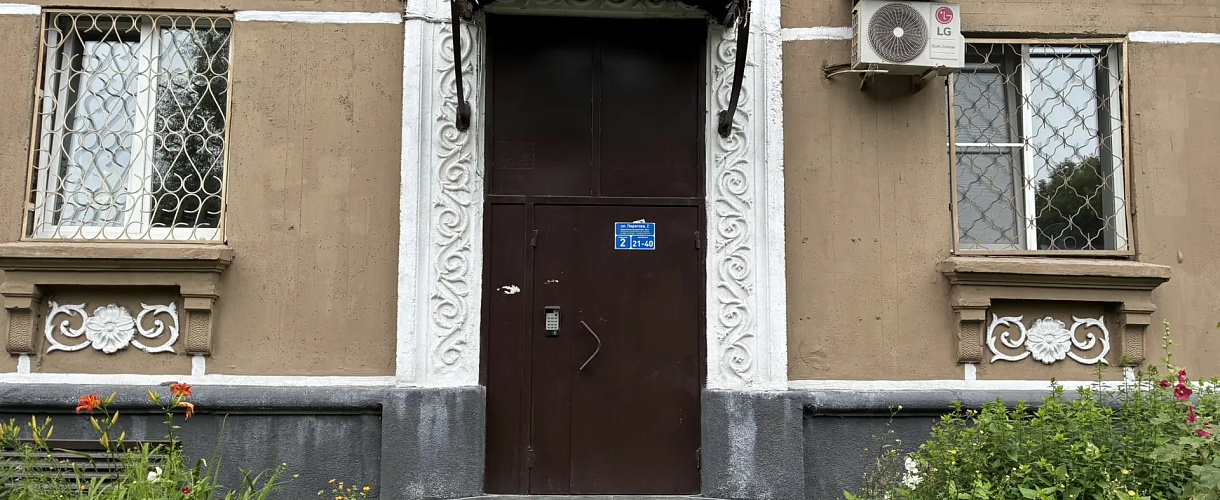 В Новокузнецке женщина с тяпкой штурмовала подъезд и получила штраф