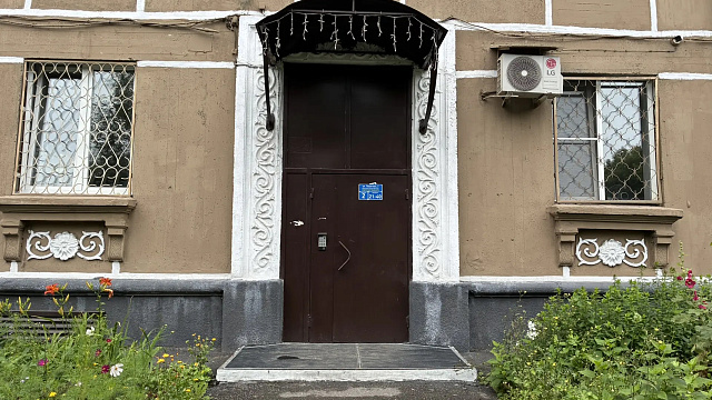 В Новокузнецке женщина с тяпкой штурмовала подъезд и получила штраф