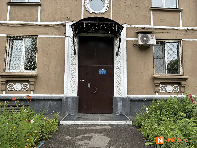 В Новокузнецке женщина с тяпкой штурмовала подъезд и получила штраф