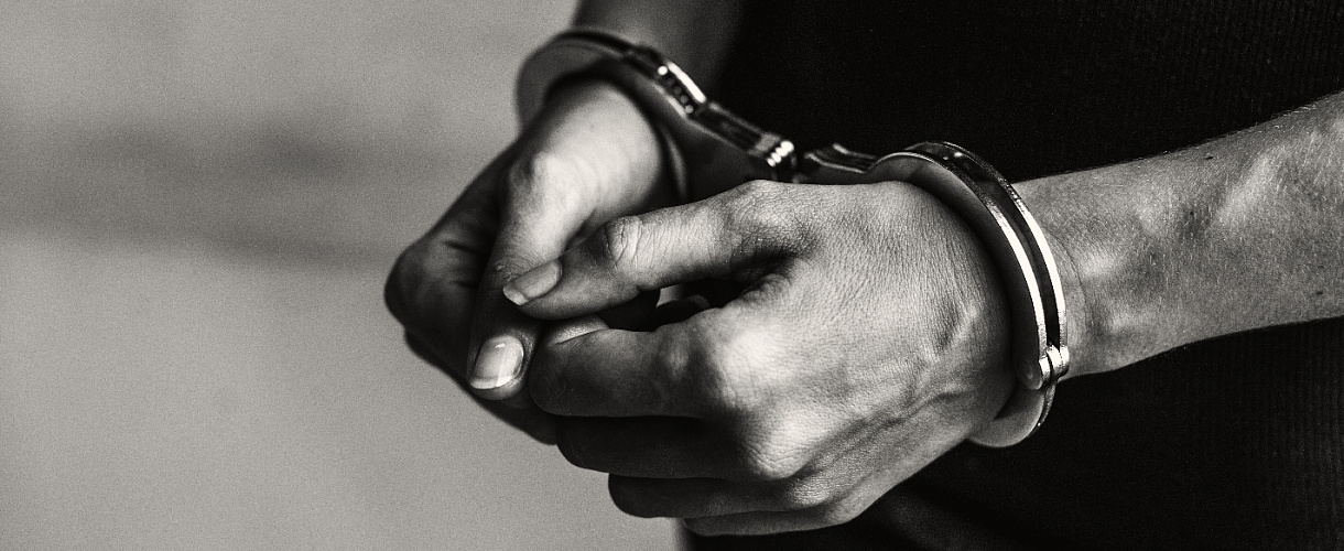 Новосибирца отправили на 13 лет в колонию за вымогательство и похищение в Кузбассе