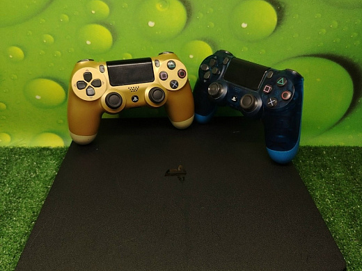 Sony PlayStation 4 с двумя геймпадами