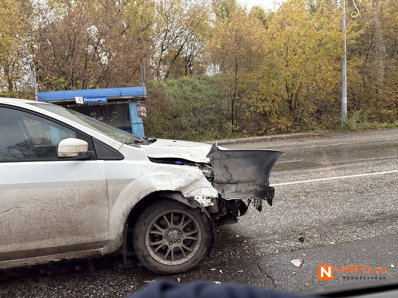 В Бедарево на пешеходном переходе «Лада Гранта» затормозила перед пешеходом и в неё влетел «Рапид»