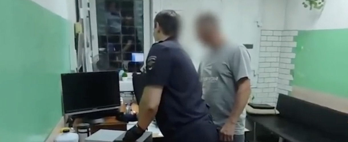 В Кемерове 61-летнего мужчину арестовали на 14 суток за демонстрацию интимных частей тела