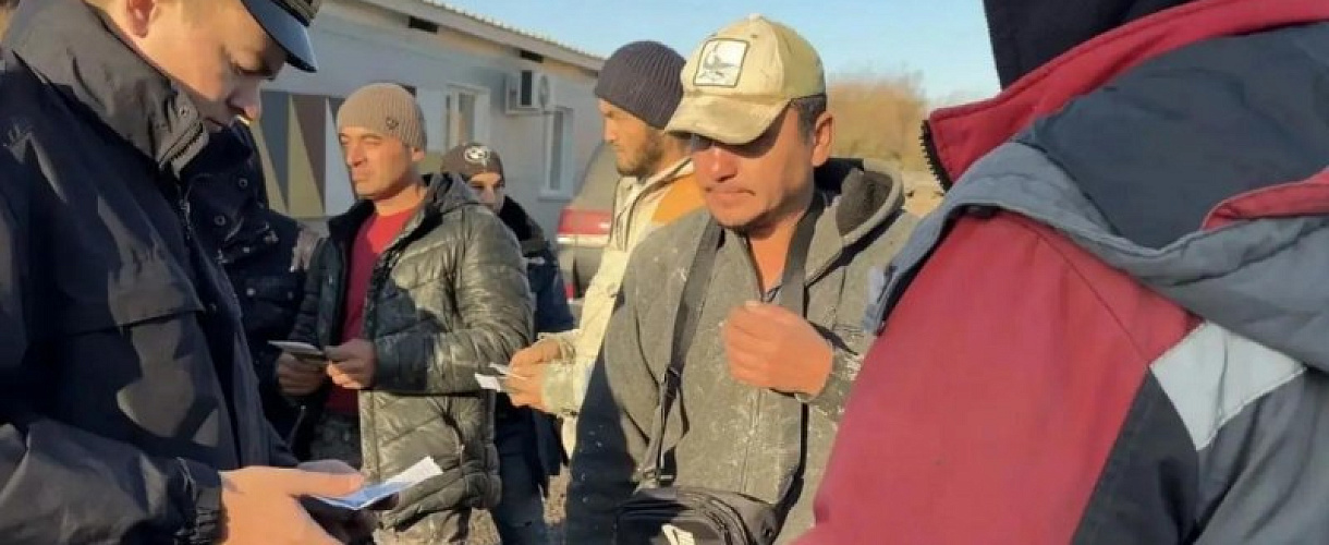 После рейдов в Новокузнецке решили выдворить из России пятерых иностранцев