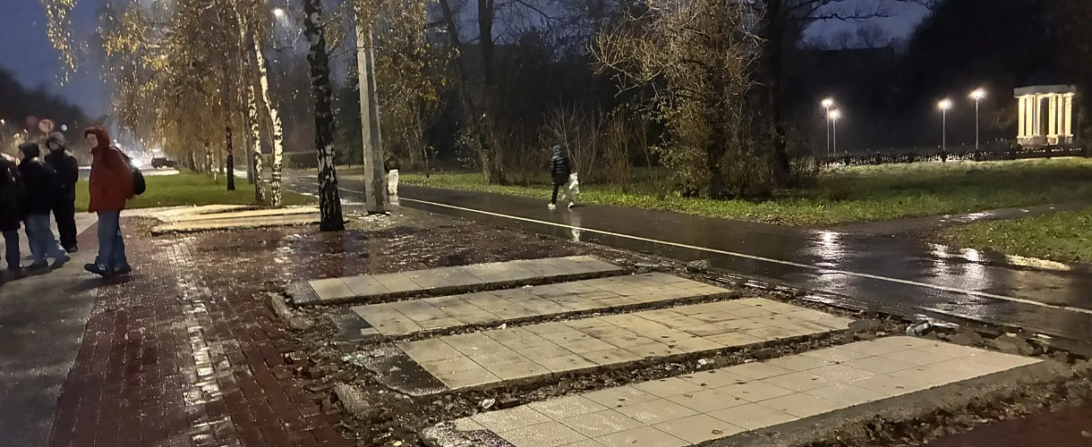 Читатель сообщил об исчезновении остановки «Дом быта» в Новокузнецке: люди мокнут под дождём
