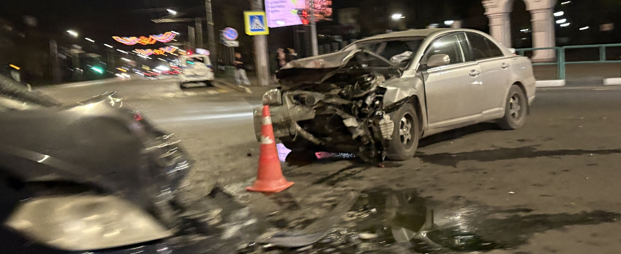 На перекрёстке Курако и Кирова столкнулись Toyota Avensis и Nissan Premiera