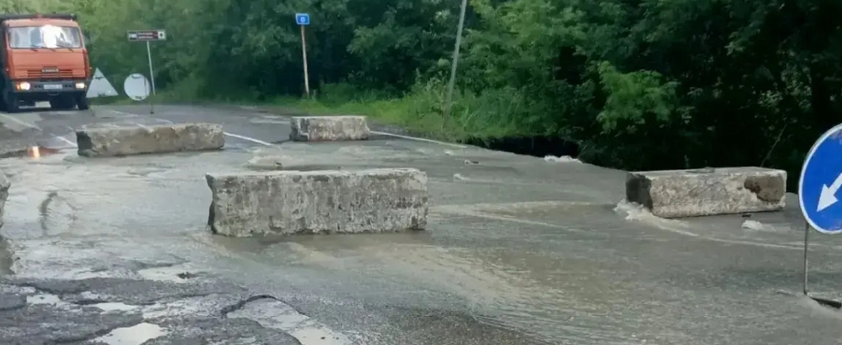 В Новокузнецке перекрыта дорога на Карлык из-за перелива воды