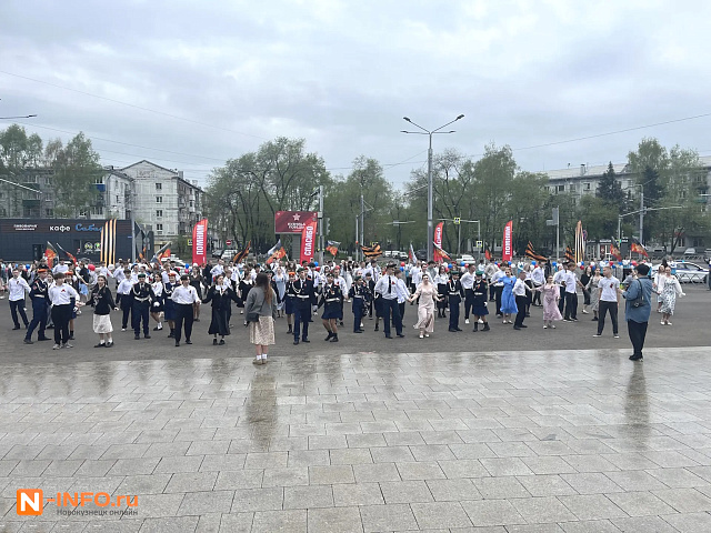 В Новокузнецке у Бульвара Героев прошёл «Вальс Победы»: десятки пар закружились в танце под песни военных лет (ФОТО)