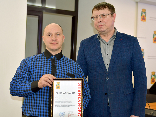 Не дал замерзнуть: водитель автобуса в Новокузнецке спас заблудившихся детей и получил награду