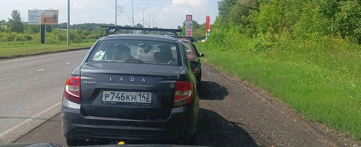В Новокузнецке на выходных очереди на АЗС выросли до сотен машин