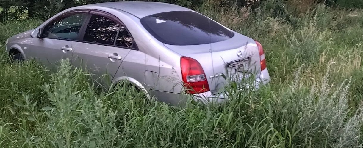 На Ильинке у дороги стоит брошенный Nissan Almera без номеров — читатели просят проверить