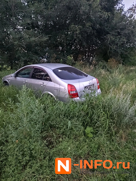 На Ильинке у дороги стоит брошенный Nissan Almera без номеров — читатели просят проверить