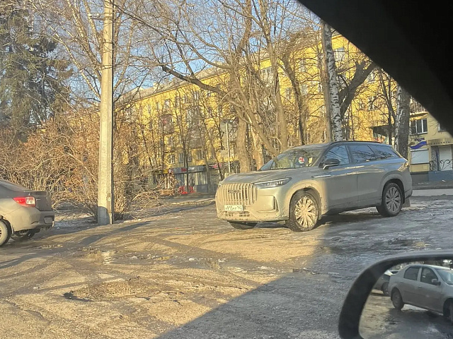 Читатель из дома на Бардина, 20: "Глиномес на газоне у налоговой! Зима кончилась, а грязевое месиво портит вид города" (ФОТО)