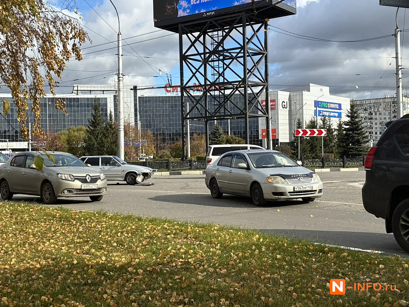 Читатель прислал фото: в Новокузнецке на кольце у Дома быта столкнулись Toyota Corolla и ВАЗ-2114