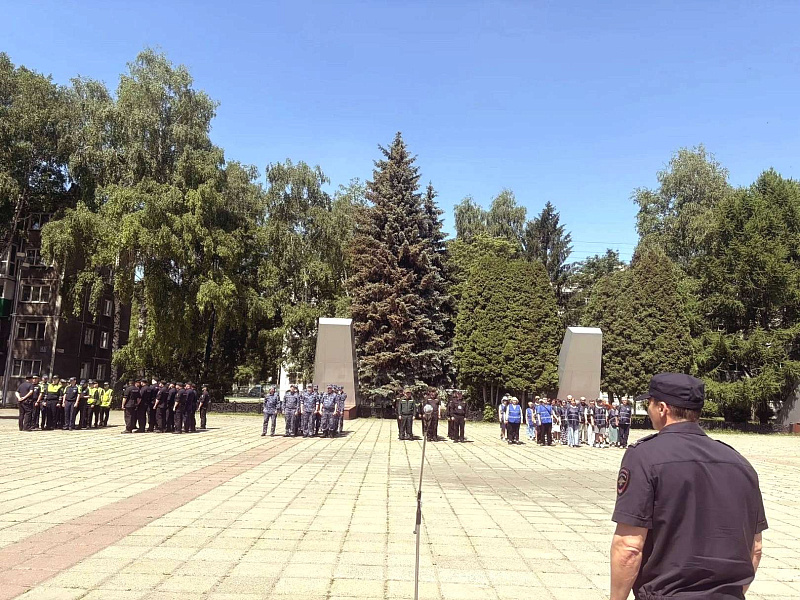На бульваре Героев в Новокузнецке прошёл гарнизонный развод полиции и Росгвардии перед заступлением на дежурство