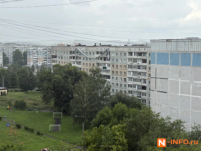  Ураган в Новокузнецке сорвал кровлю с многоквартирного дома новоильинского района
