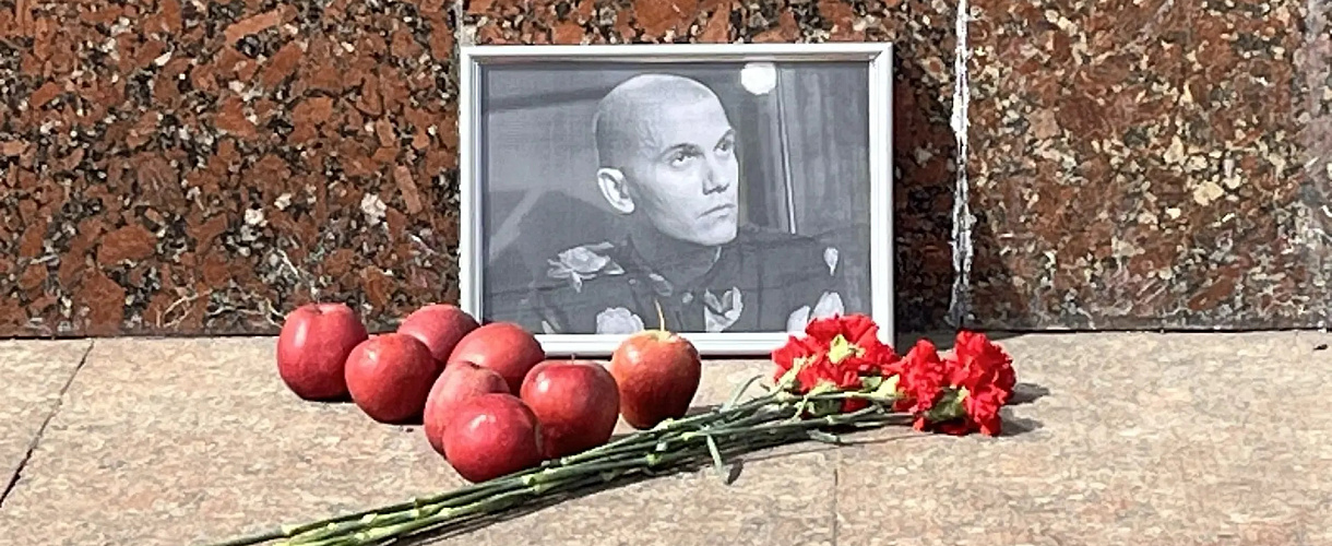 Яблоки у Маяковского: земляки почтили память Николая Комягина (Shortparis) на 40 день после его смерти