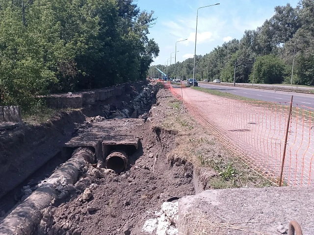 В Новокузнецке у Кузнецкого моста ремонтируют теплосети для Центрального и Куйбышевского районов