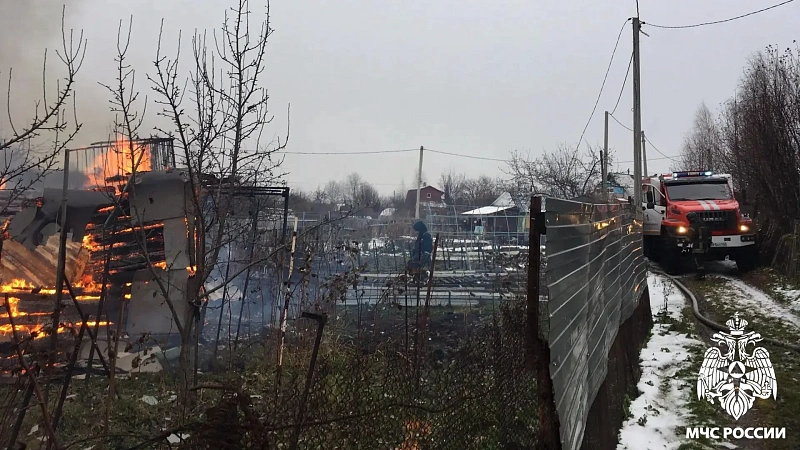В Прокопьевске при пожаре в СНТ сгорели два садовых дома и баня
