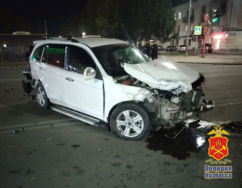 В Кузбассе скорая с включёнными спецсигналами попала в ДТП: четверо пострадавших