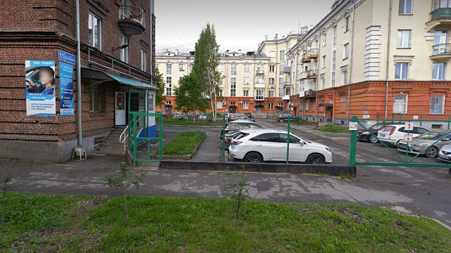 В центре Новокузнецка жители дома на Металлургов пытались присвоить муниципальную землю